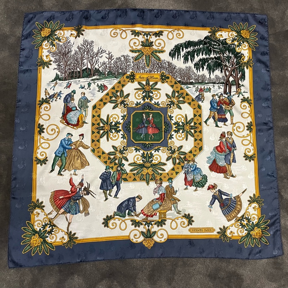 Hermes Carrie 90 Joies d’Hiver silk holiday scarf - Picture 2 of 8